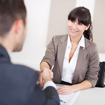 Deux personnes qui se serrent la main