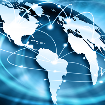 Morceau de la planète avec des continents en couleur métal, reliés par des points et des lignes représentant des connexions globales