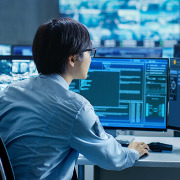 Personne qui travaille en télésurveillance qui réalise des rondes de vidéos connectées