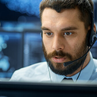 Personne avec casque micro en intervention de télésurveillance