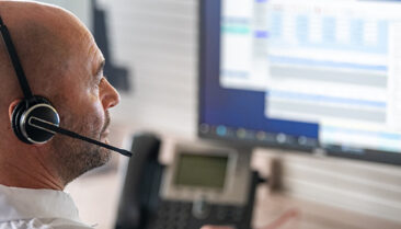 Personne équipée d’un casque pour la gestion des appels de télésurveillance